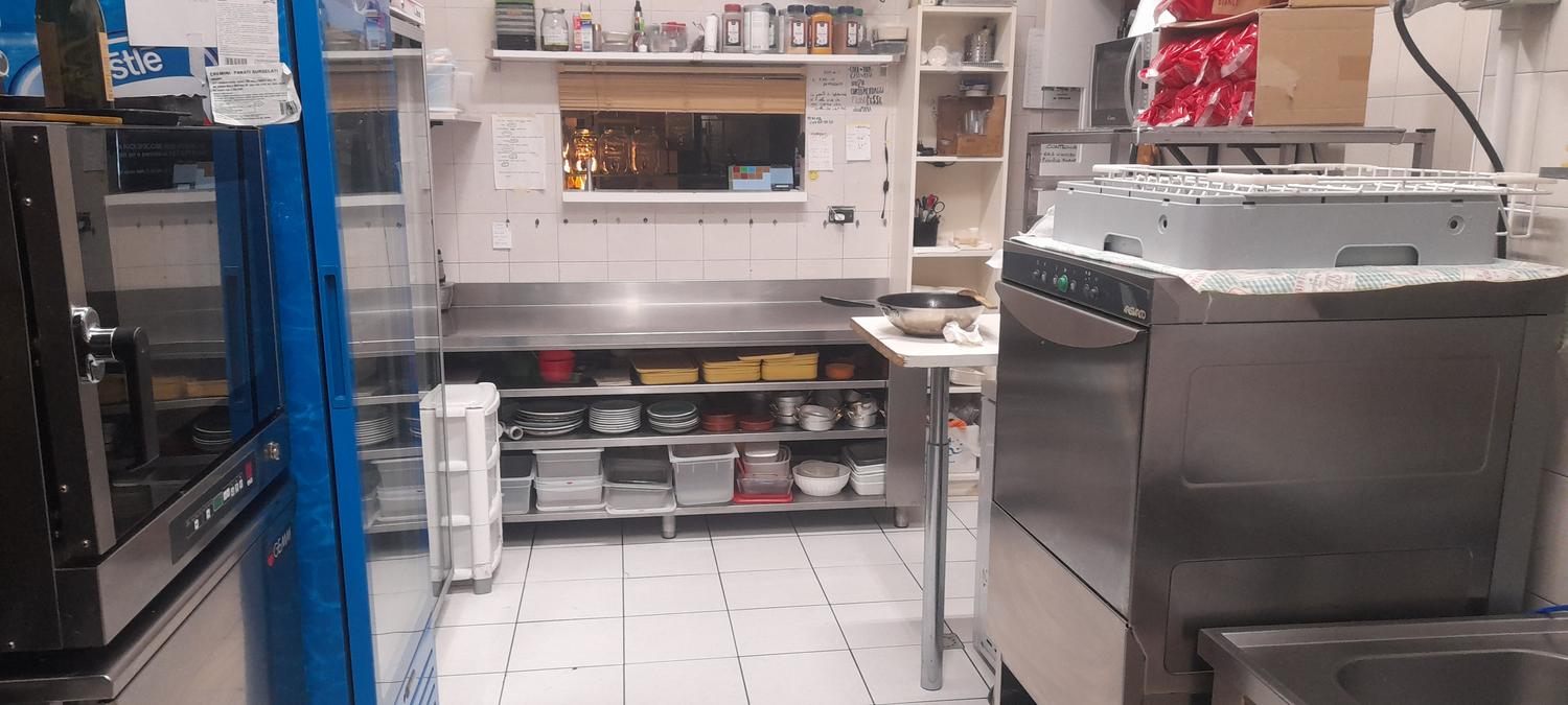 Azienda in vendita: cedesi laboratorio gastronomico/cucina con canna fumaria  a Italia - Attività artigianali e professionali - Immagine principale