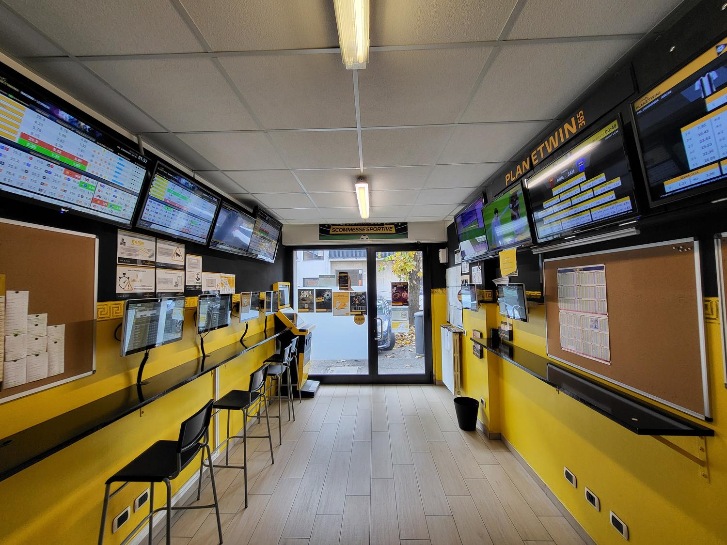 Azienda in vendita: Agenzia di scommesse sportive a Senago(MI) a Italia - Sale giochi - Immagine principale