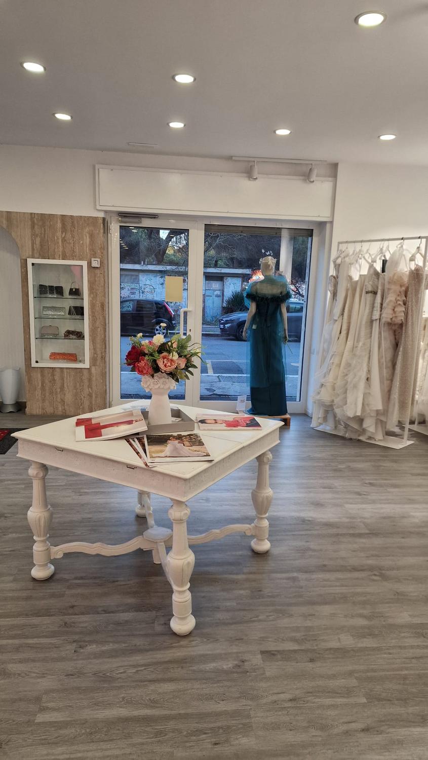 Azienda in vendita: OSTIA LIDO-CESSIONE ATTIVITA' COMMERCIALE ABITI SPOSA/CERIMONIA a Italia - Negozi - abbigliamento - Immagine foto 2