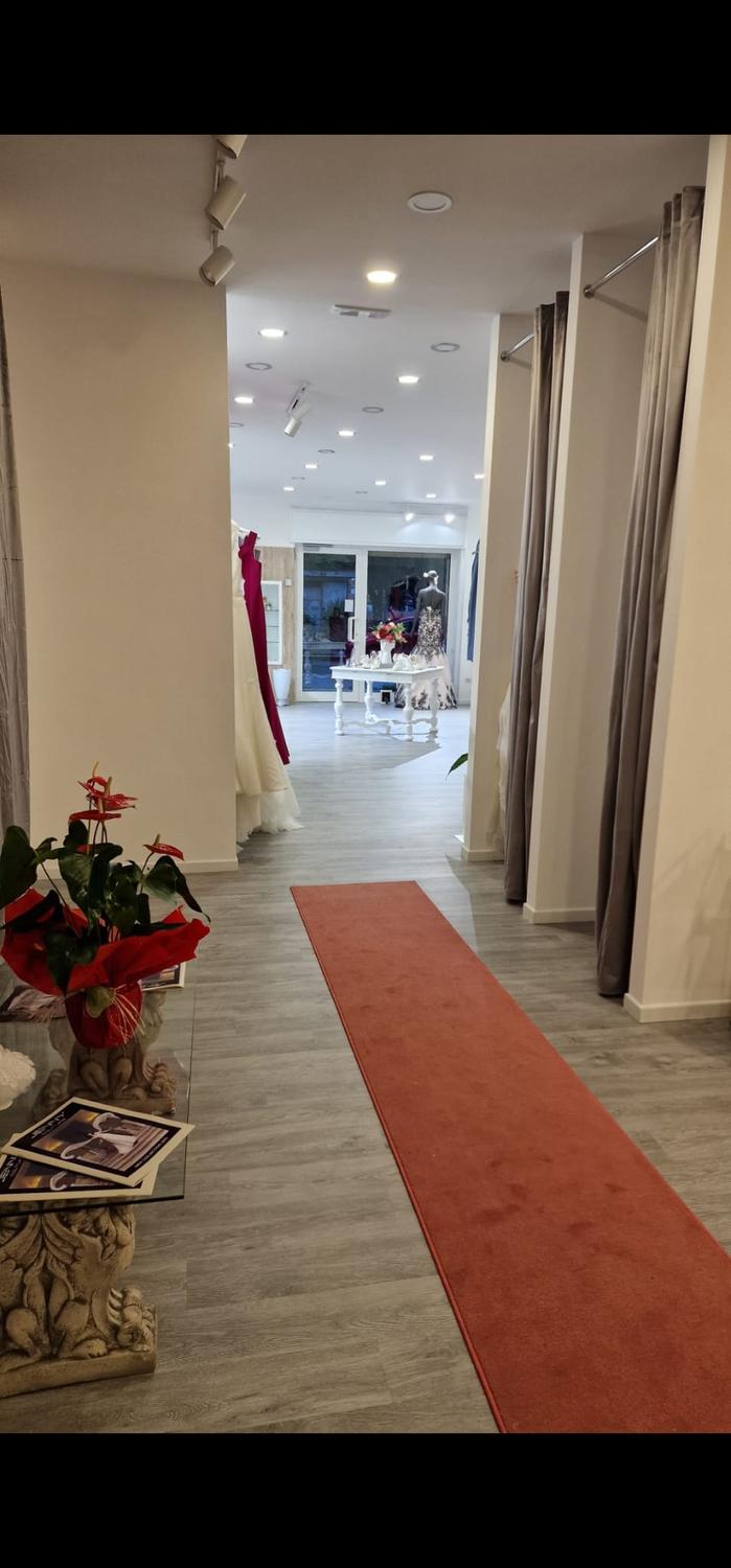 Azienda in vendita: OSTIA LIDO-CESSIONE ATTIVITA' COMMERCIALE ABITI SPOSA/CERIMONIA a Italia - Negozi - abbigliamento - Immagine foto 3