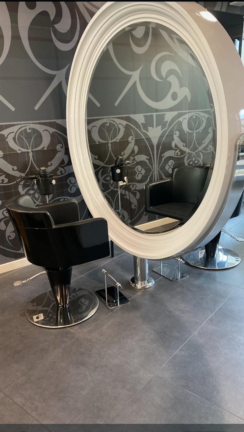 Azienda in vendita: Ramo d'azienda salone parrucchieri a Italia - Parrucchieri - Immagine principale