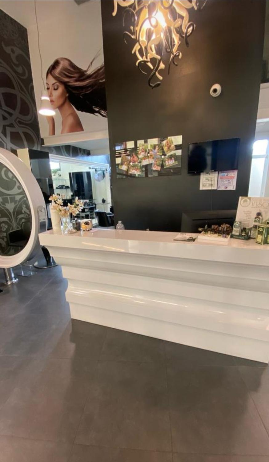 Azienda in vendita: Ramo d'azienda salone parrucchieri a Italia - Parrucchieri - Immagine foto 2