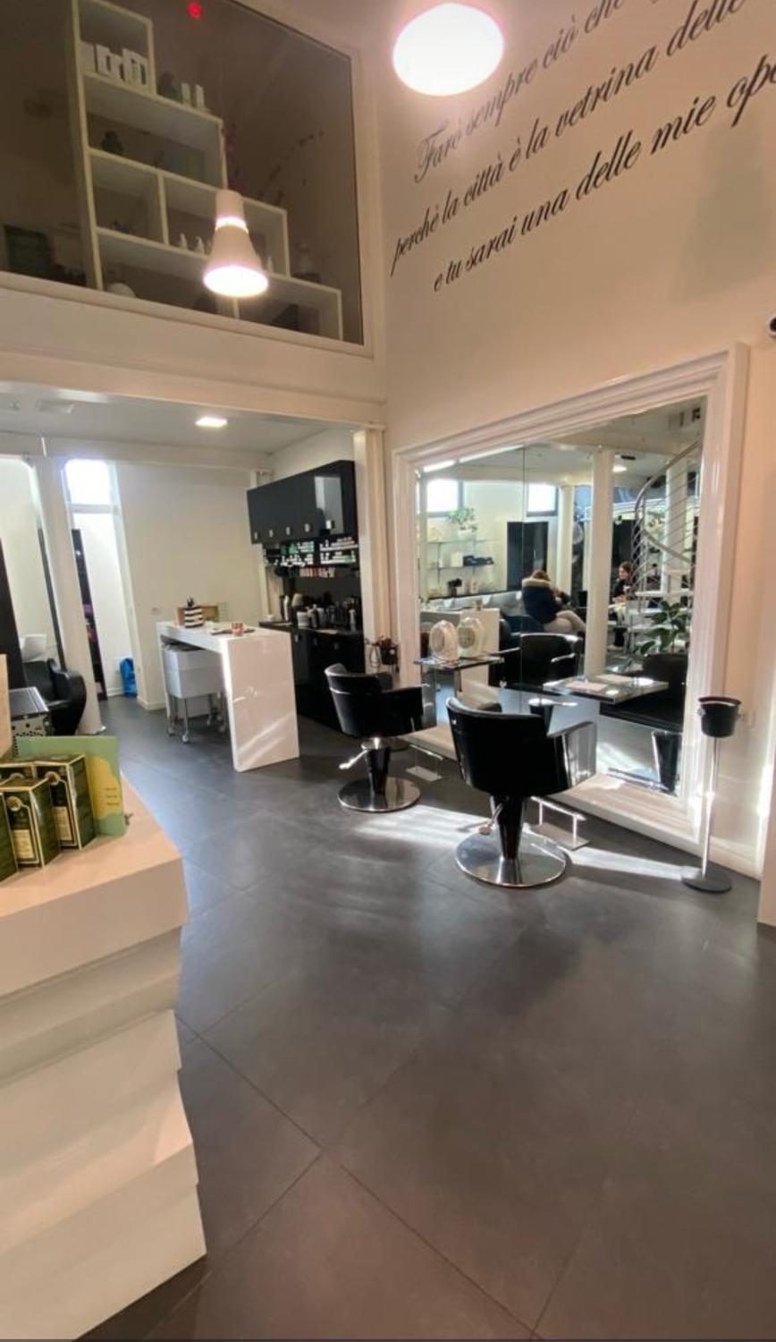 Azienda in vendita: Ramo d'azienda salone parrucchieri a Italia - Parrucchieri - Immagine foto 3