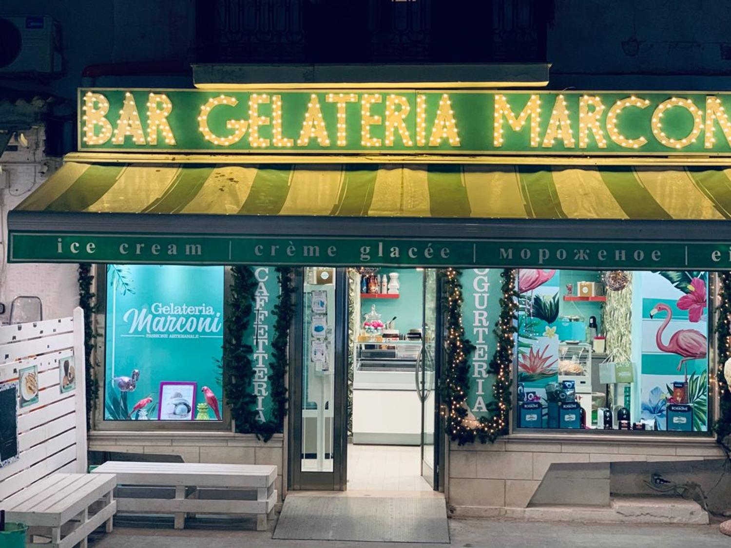 Azienda in vendita: Bar gelateria in pieno centro vicin le terme e 200 metro dal mare a Italia - Bar - Immagine principale