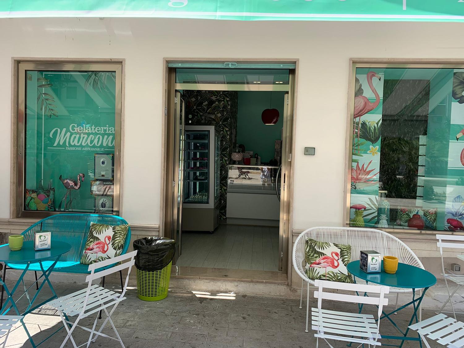 Azienda in vendita: Bar gelateria in pieno centro vicin le terme e 200 metro dal mare a Italia - Bar - Immagine foto 2