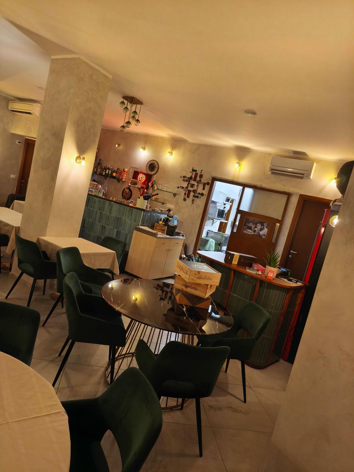 Azienda in vendita: Ristorante in riviera, zona pedonale con ampio dehor esterno.  a Italia - Ristoranti - Immagine principale