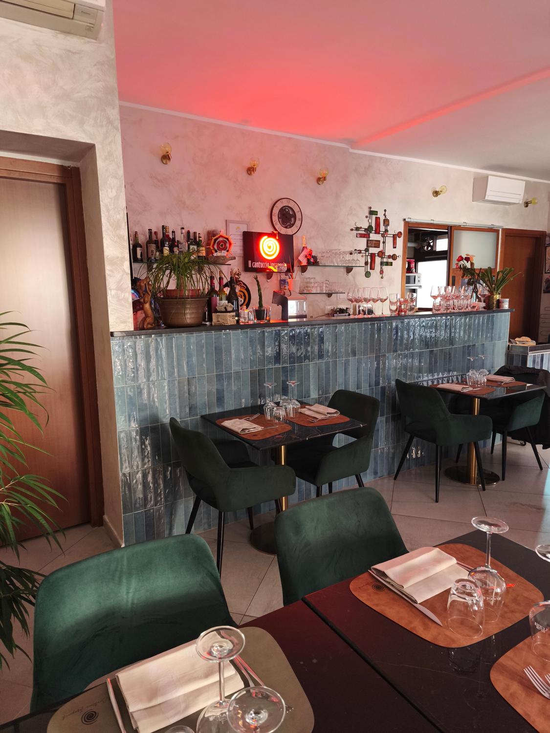 Azienda in vendita: Ristorante in riviera, zona pedonale con ampio dehor esterno.  a Italia - Ristoranti - Immagine foto 2