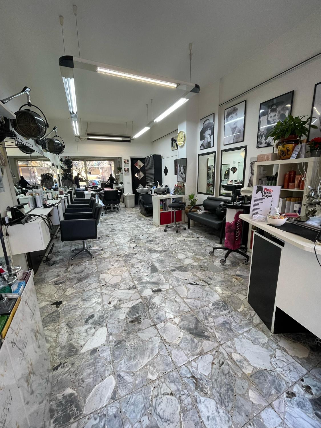 Azienda in vendita: attivita di parrucchiera con 25 anni di servizio clientela  a Italia - Parrucchieri - Immagine principale