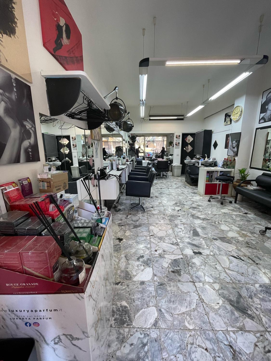 Azienda in vendita: attivita di parrucchiera con 25 anni di servizio clientela  a Italia - Parrucchieri - Immagine foto 2