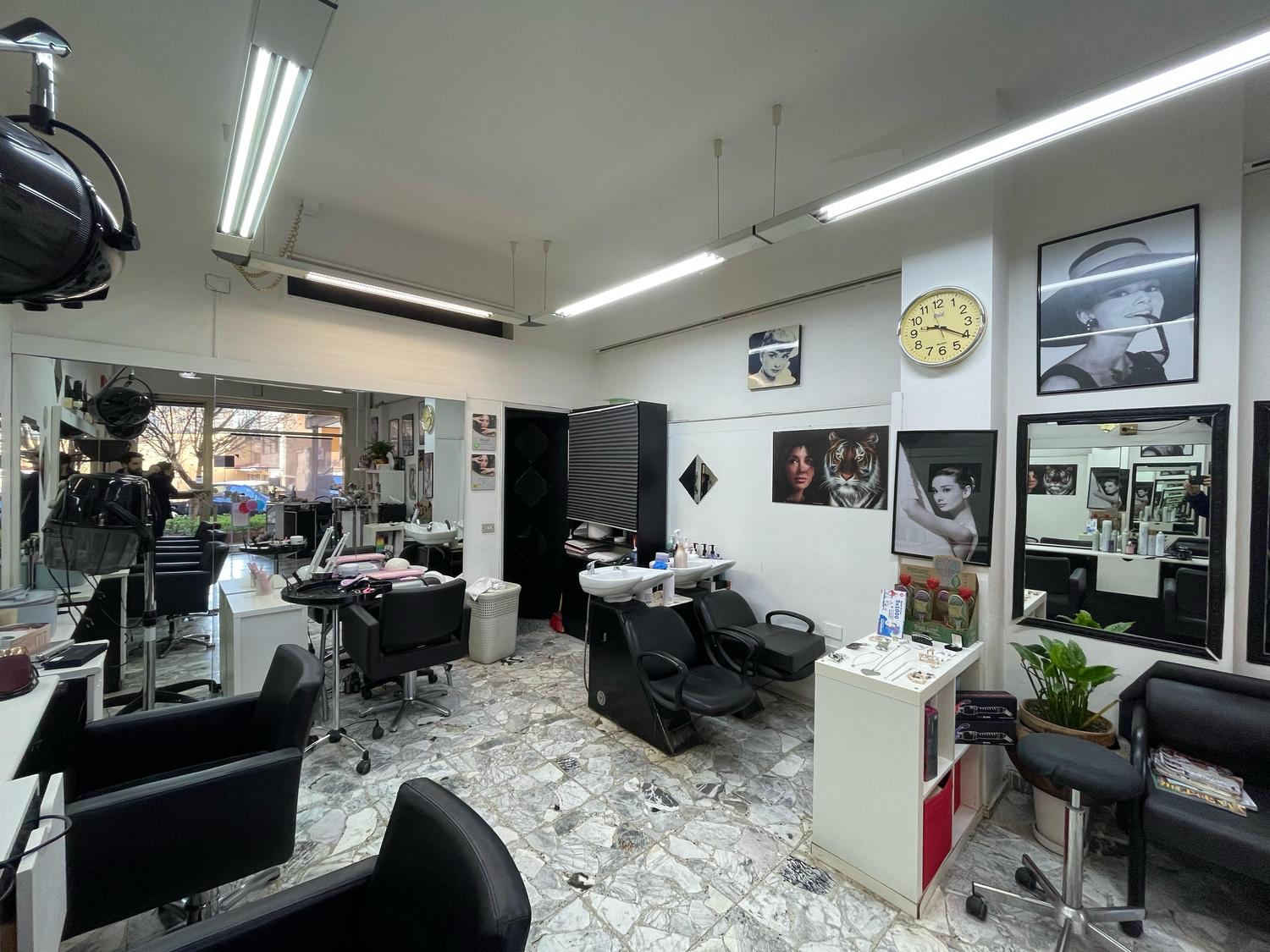 Azienda in vendita: attivita di parrucchiera con 25 anni di servizio clientela  a Italia - Parrucchieri - Immagine foto 3