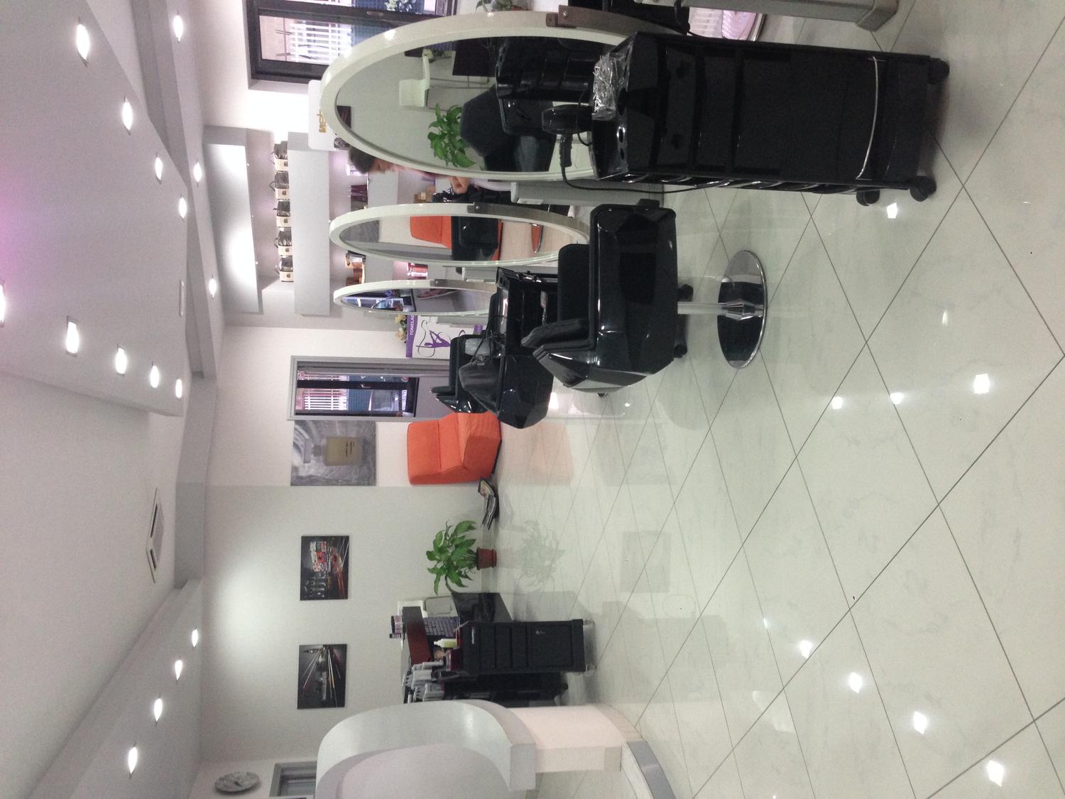 Azienda in vendita: Cedo attività di parrucchiere e centro estetico a Nola  a Italia - Parrucchieri - Immagine foto 4