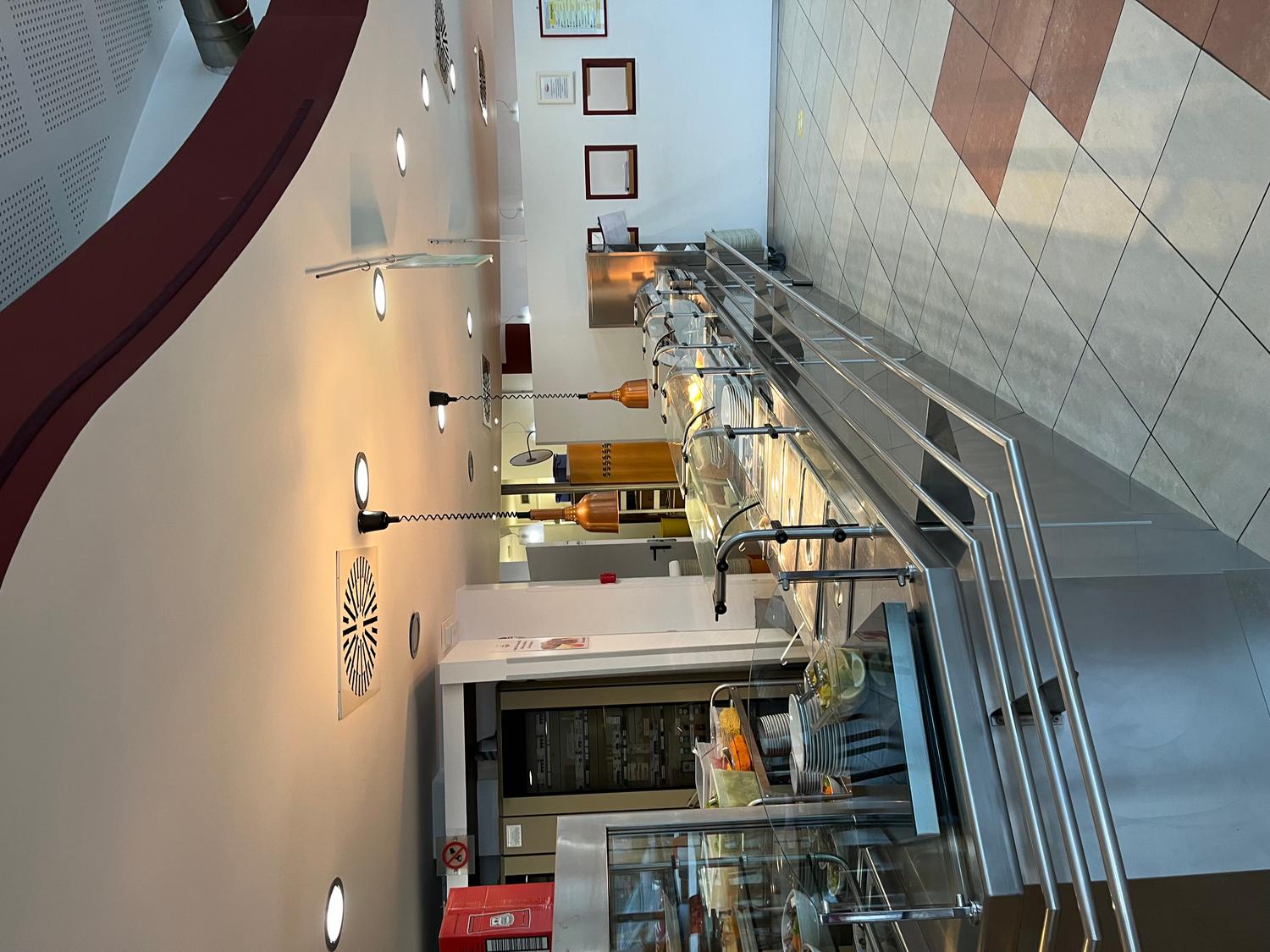 Azienda in vendita: Centro cottura, self-service, ristorante, Bar  a Italia - Attività artigianali e professionali - Immagine foto 4