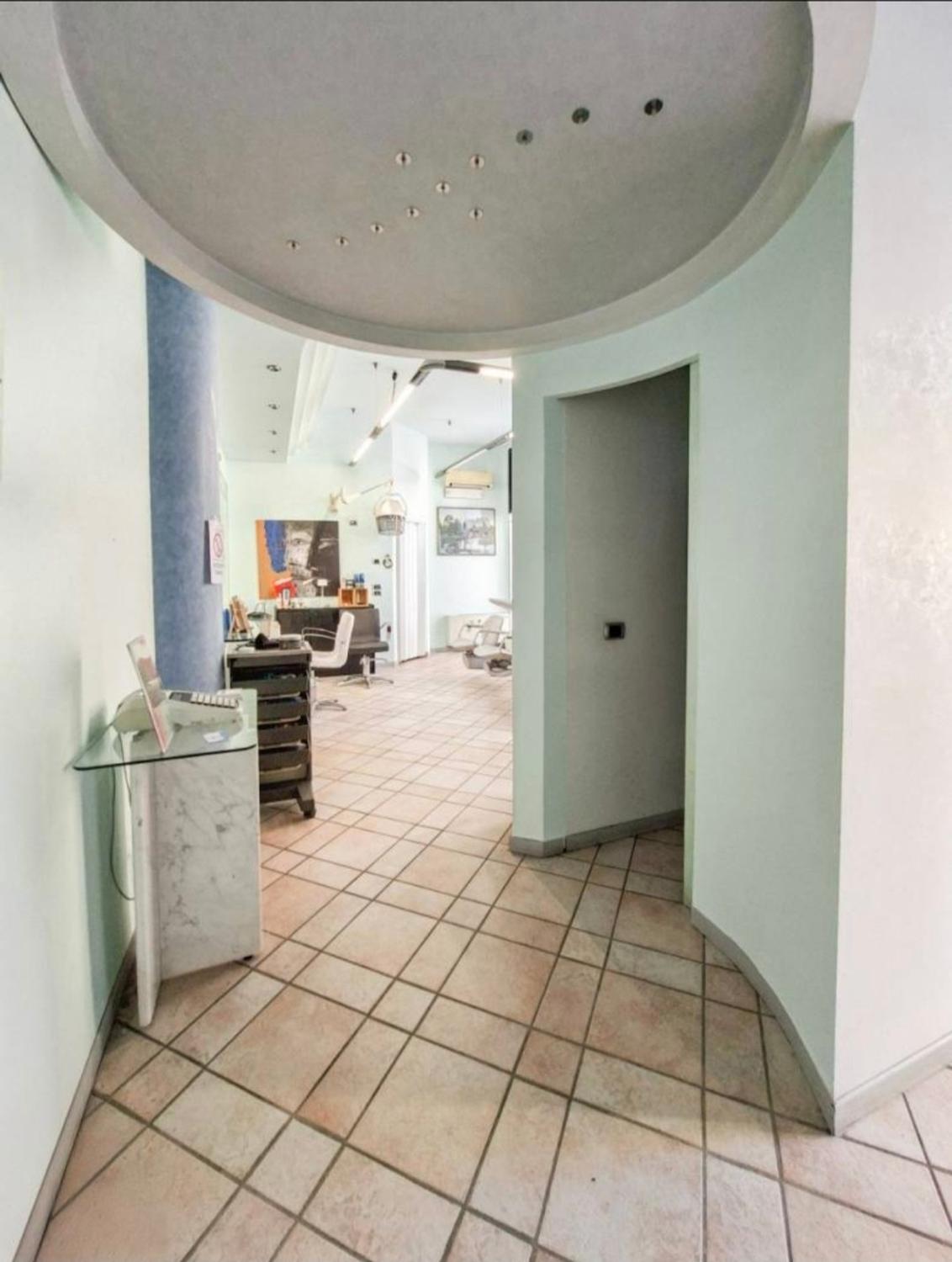 Azienda in vendita: VENDITA NEGOZIO PARRUCCHIERE a Italia - Parrucchieri - Immagine principale