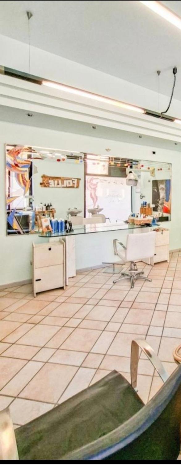 Azienda in vendita: VENDITA NEGOZIO PARRUCCHIERE a Italia - Parrucchieri - Immagine foto 2