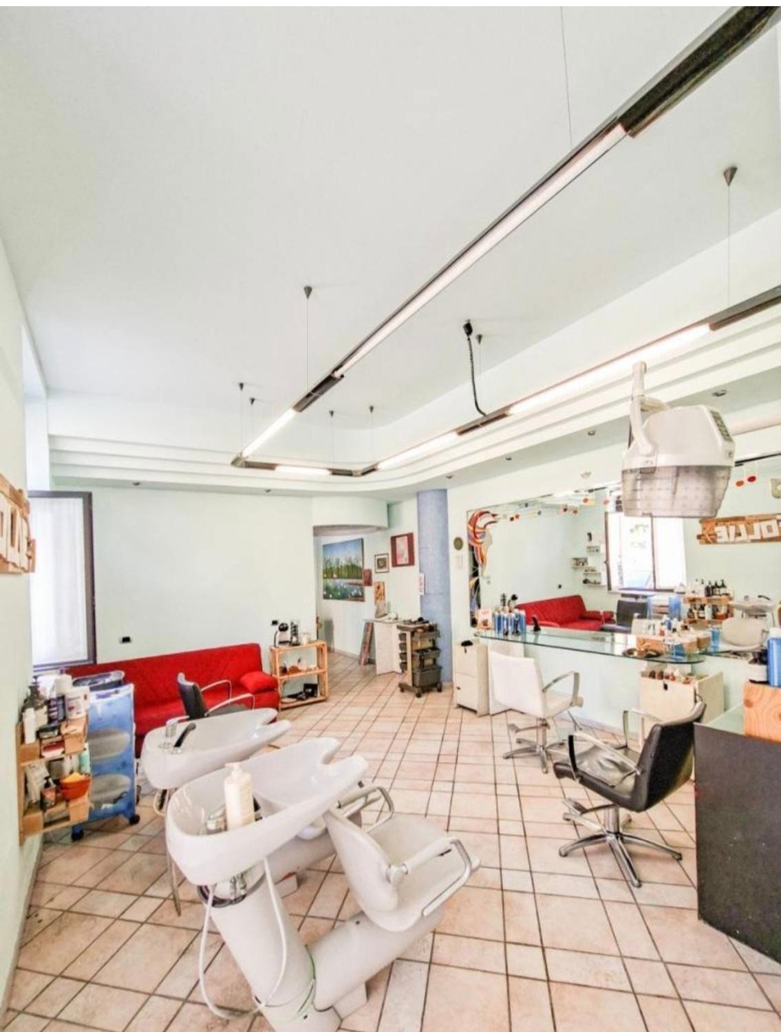 Azienda in vendita: VENDITA NEGOZIO PARRUCCHIERE a Italia - Parrucchieri - Immagine foto 3