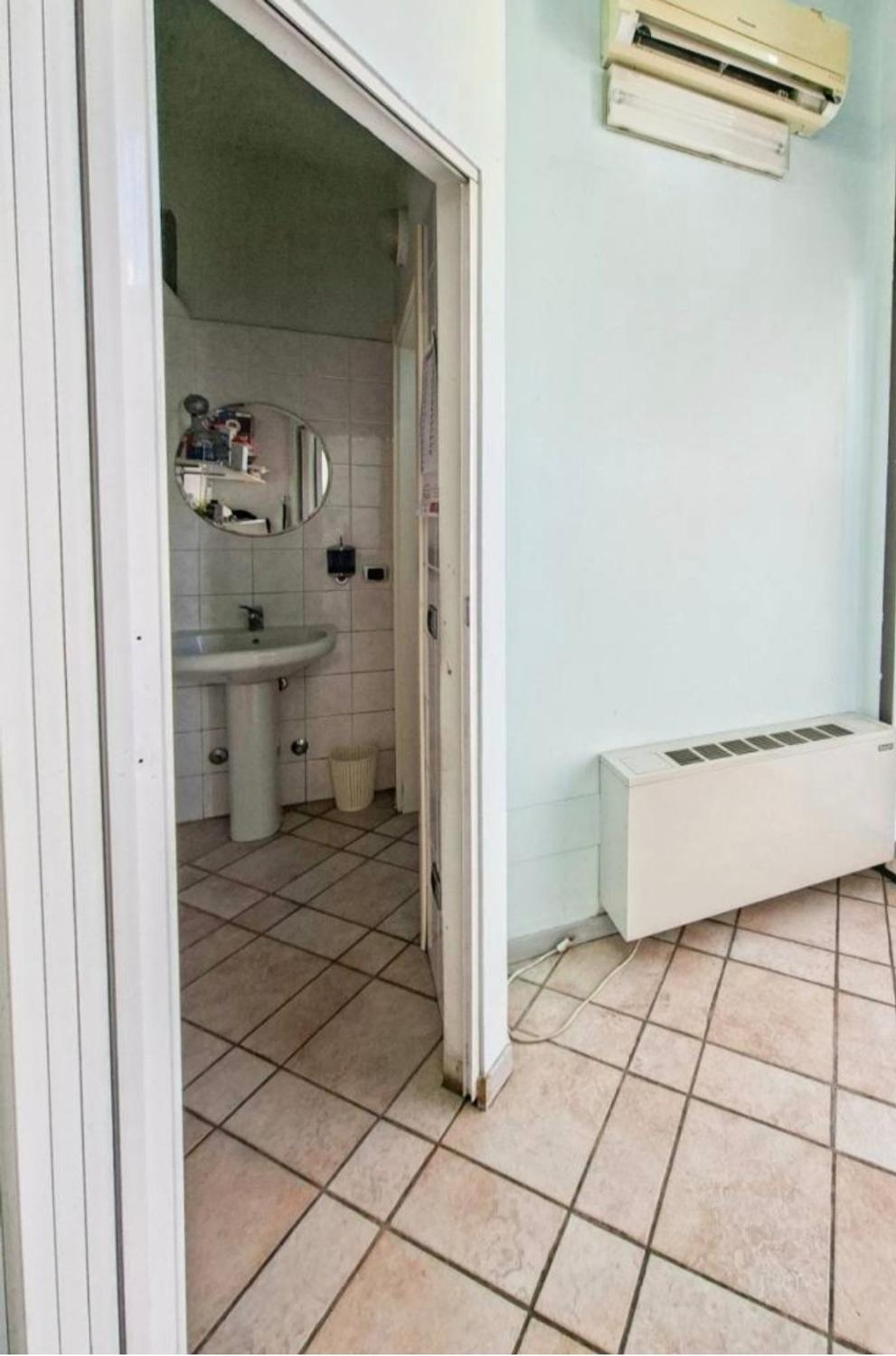 Azienda in vendita: VENDITA NEGOZIO PARRUCCHIERE a Italia - Parrucchieri - Immagine foto 4