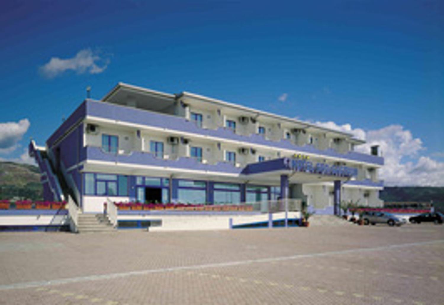 Azienda in vendita: Vendesi Hotel 4 stelle fronte mare   a Italia - Hotel - Immagine foto 4
