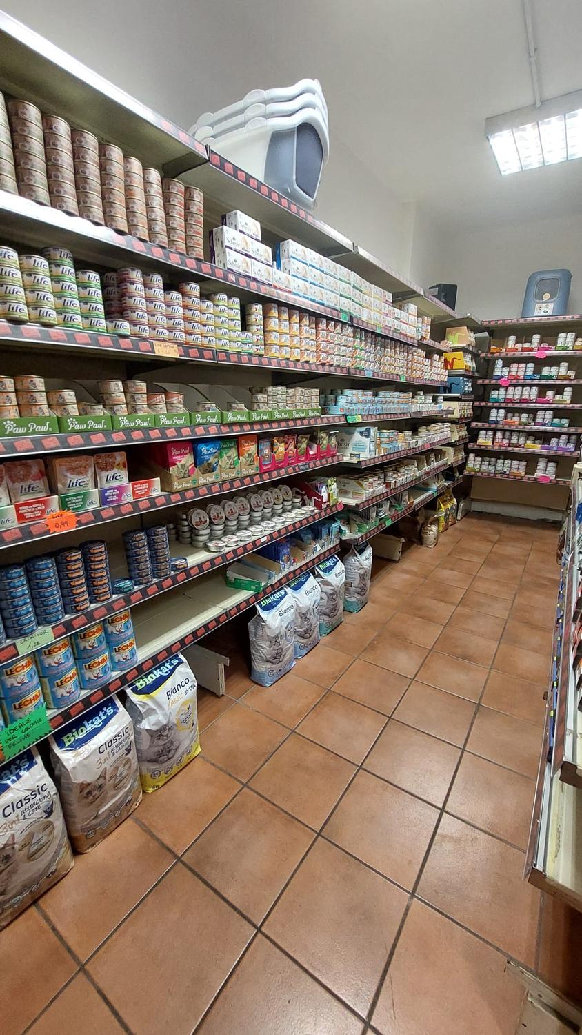 Azienda in vendita: Attività vendita di articoli per animali con toeletta annessa a Italia - Prodotti e servizi per animali - Immagine foto 2