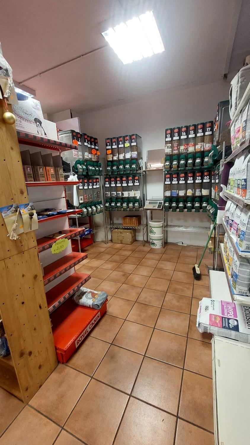 Azienda in vendita: Attività vendita di articoli per animali con toeletta annessa a Italia - Prodotti e servizi per animali - Immagine foto 4