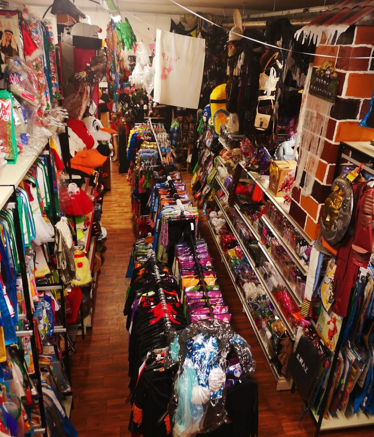 Azienda in vendita: Negozio di costumi teatrali e di carnevale e abiti da sposi  a Italia - Negozi - abbigliamento - Immagine principale