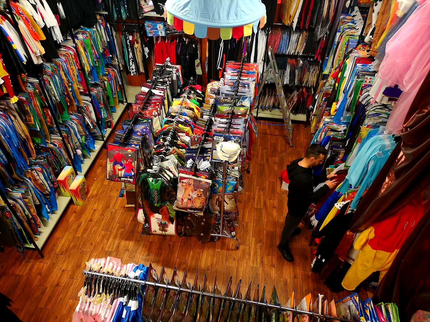 Azienda in vendita: Negozio di costumi teatrali e di carnevale e abiti da sposi  a Italia - Negozi - abbigliamento - Immagine foto 2