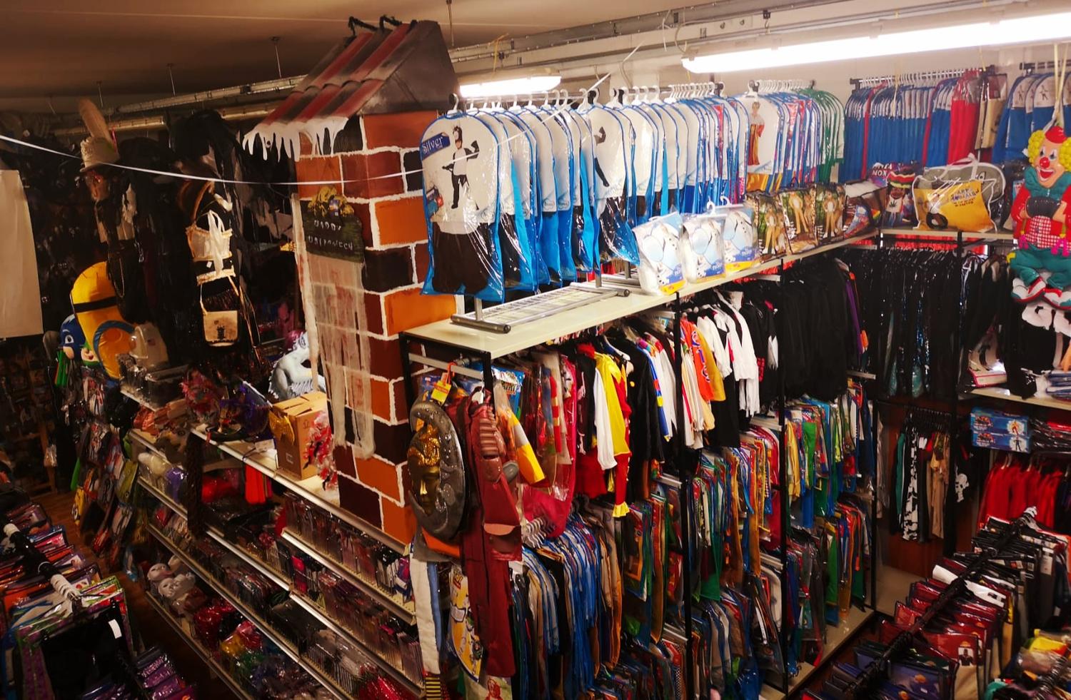 Azienda in vendita: Negozio di costumi teatrali e di carnevale e abiti da sposi  a Italia - Negozi - abbigliamento - Immagine foto 3