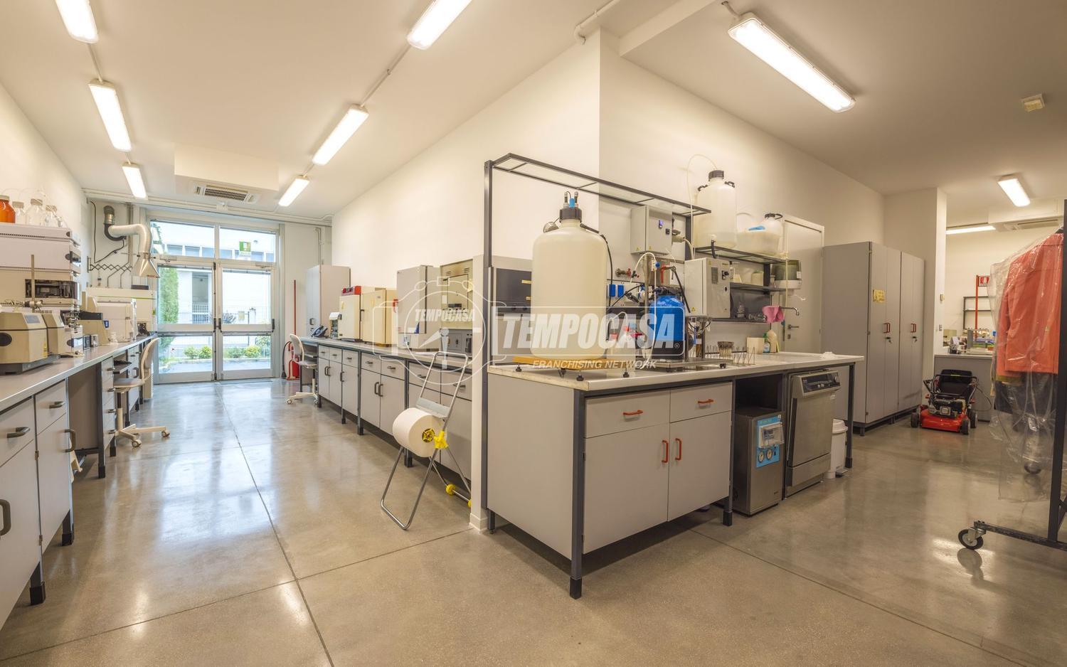 Azienda in vendita: Laboratorio controllo qualità per il settore moda a Italia - Servizi di supporto alle imprese - Immagine foto 3