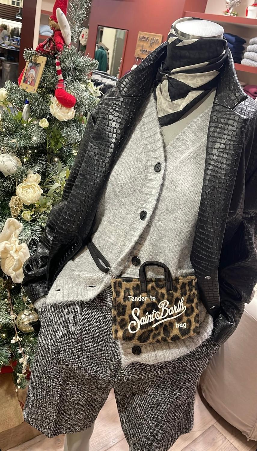 Azienda in vendita: Negozio multibrand in pieno centro a Fano con 6 vetrine a Italia - Negozi - abbigliamento - Immagine principale