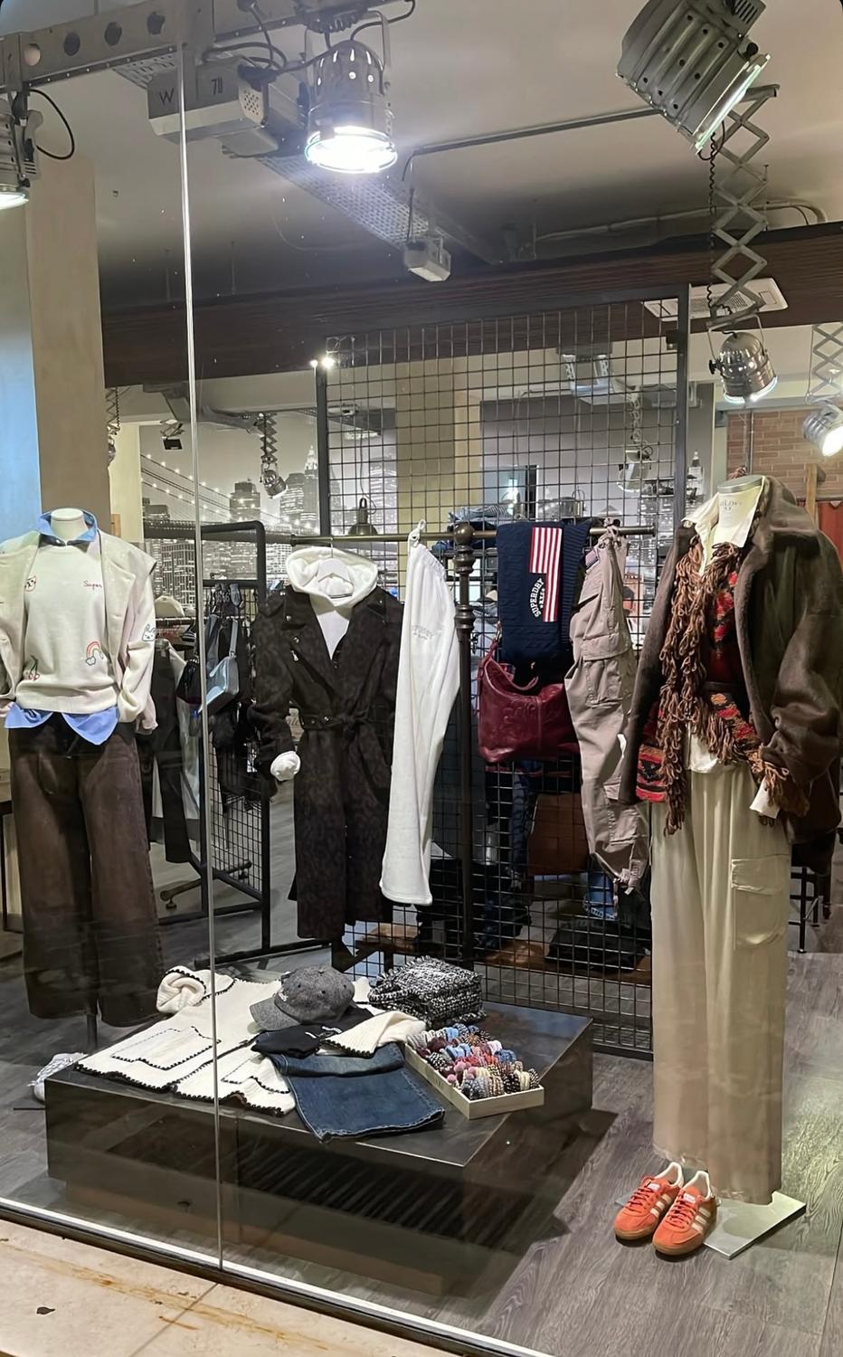 Azienda in vendita: Negozio multibrand in pieno centro a Fano con 6 vetrine a Italia - Negozi - abbigliamento - Immagine foto 3