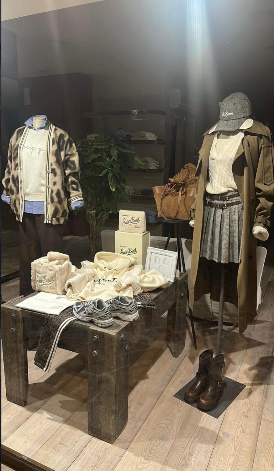 Azienda in vendita: Negozio multibrand in pieno centro a Fano con 6 vetrine a Italia - Negozi - abbigliamento - Immagine foto 4