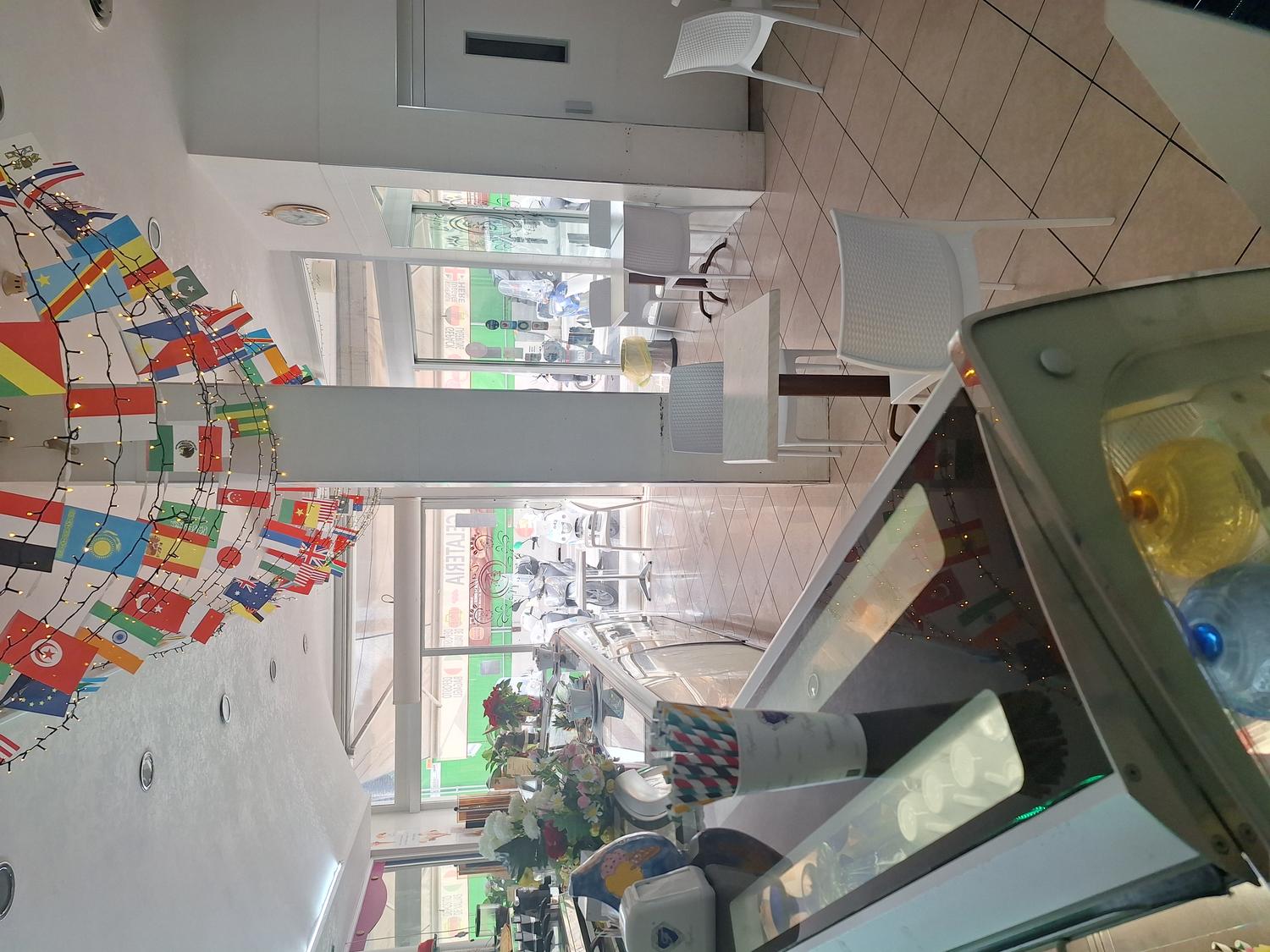 Azienda in vendita: Attività di ristorazione in centro città, gelateria e pasticceria a Italia - Ristoranti - Immagine principale