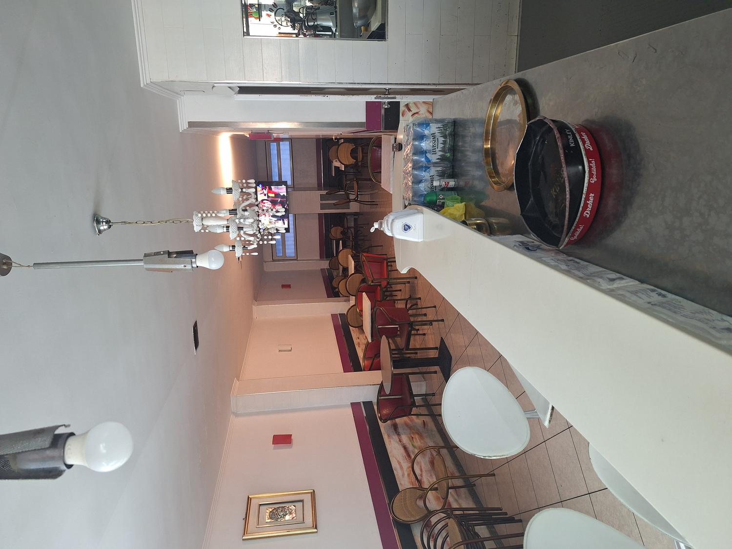 Azienda in vendita: Attività di ristorazione in centro città, gelateria e pasticceria a Italia - Ristoranti - Immagine foto 2