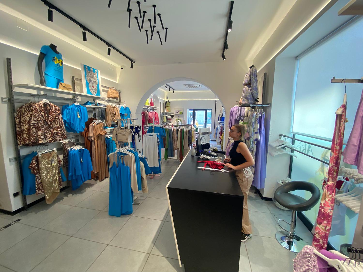 Azienda in vendita: Cedesi attività commerciale avviata – Retail abbigliamento donna  a Italia - Negozi - abbigliamento - Immagine foto 2