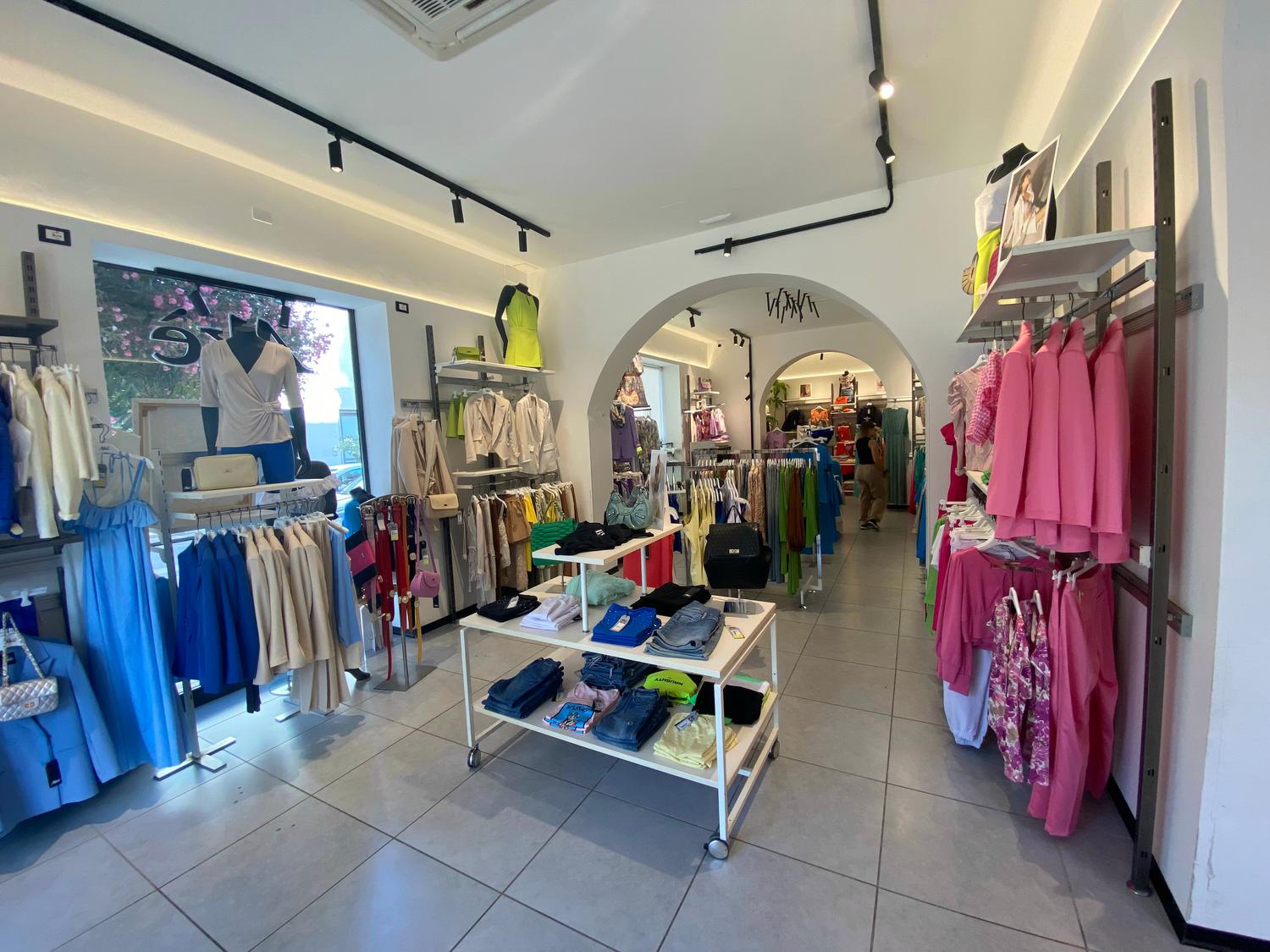 Azienda in vendita: Cedesi attività commerciale avviata – Retail abbigliamento donna  a Italia - Negozi - abbigliamento - Immagine foto 3