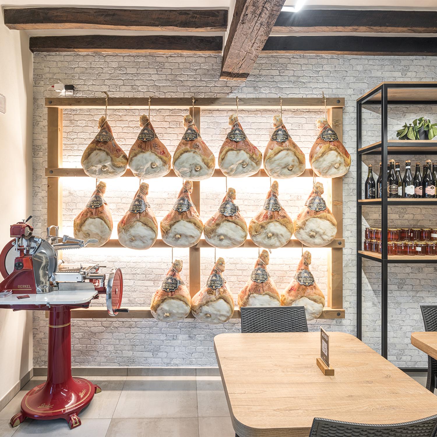 Azienda in vendita: Attività di salumeria con degustazione in vendita a Sala Baganza  a Italia - Negozi - alimentari e ortofrutta - Immagine foto 3