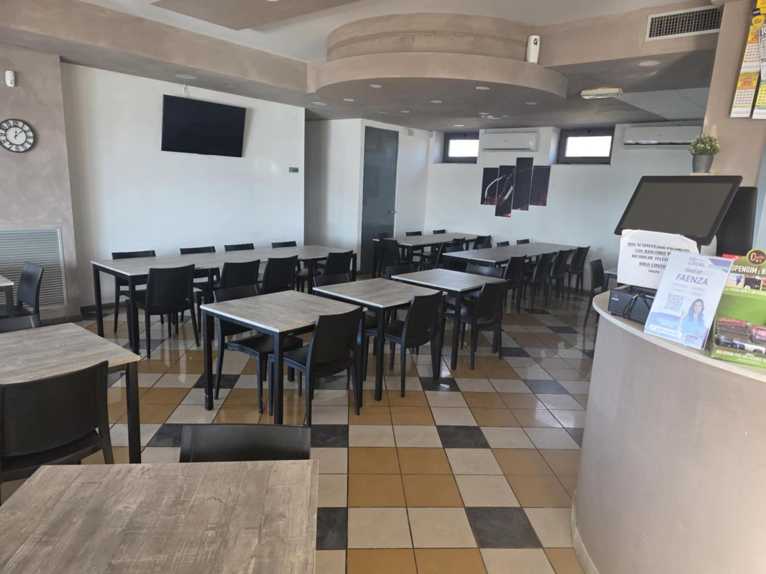 Azienda in vendita: Attività di Bar e piccola Ristorazione, rivendita Tabacchi a Italia - Bar Tabacchi - Immagine principale