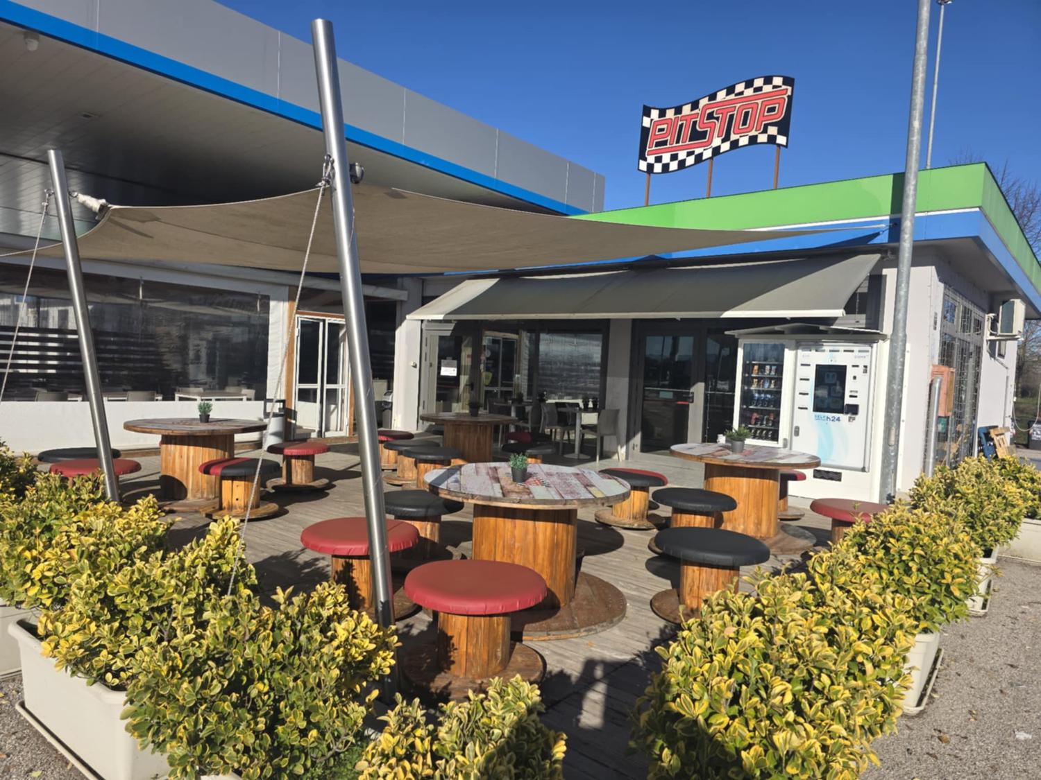 Azienda in vendita: Attività di Bar e piccola Ristorazione, rivendita Tabacchi a Italia - Bar Tabacchi - Immagine foto 2