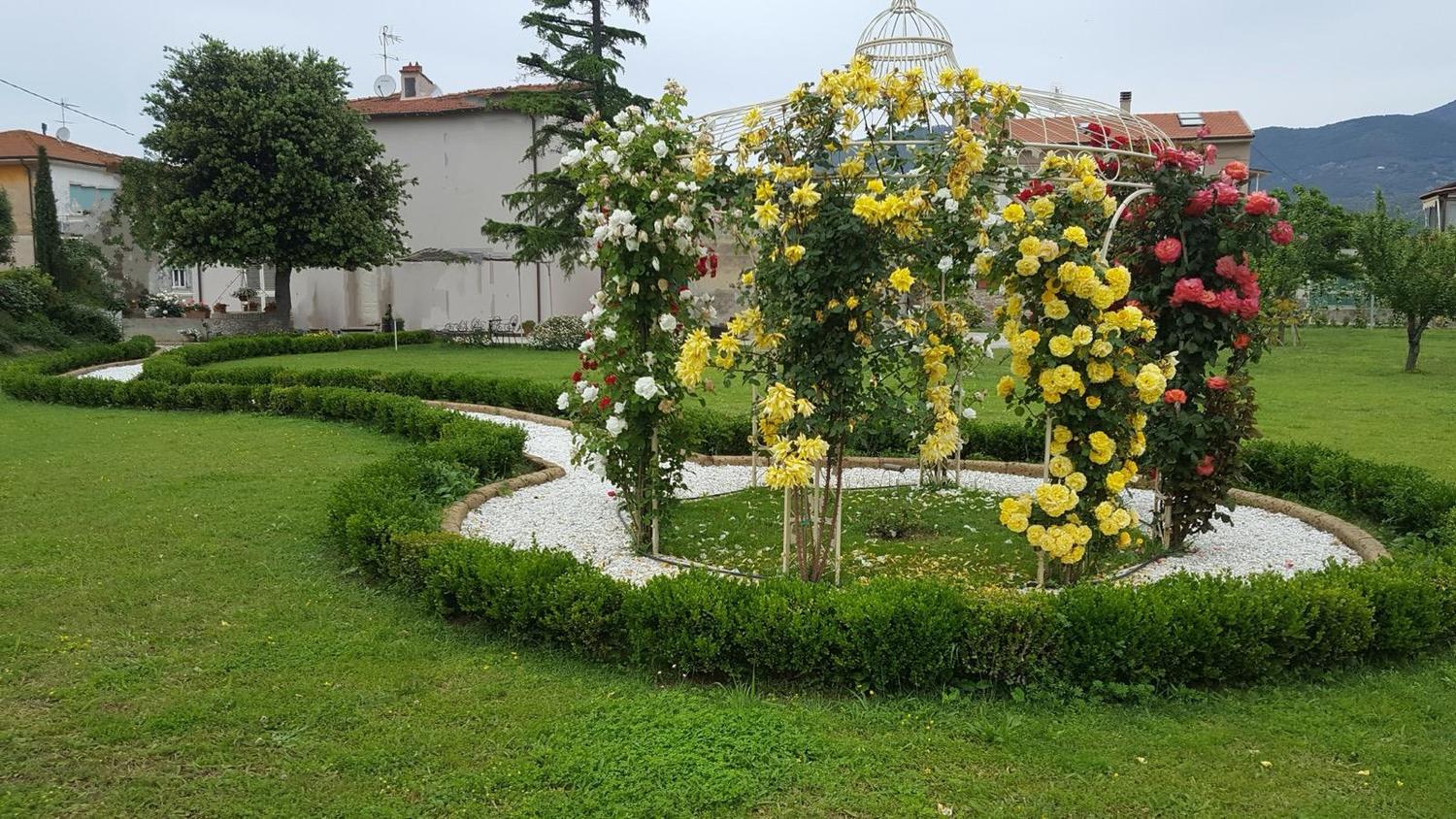 Azienda in vendita: VENDESI CLIENTELA DI ATIVITA GIARDINAGGIO  a Italia - Attività artigianali e professionali - Immagine principale