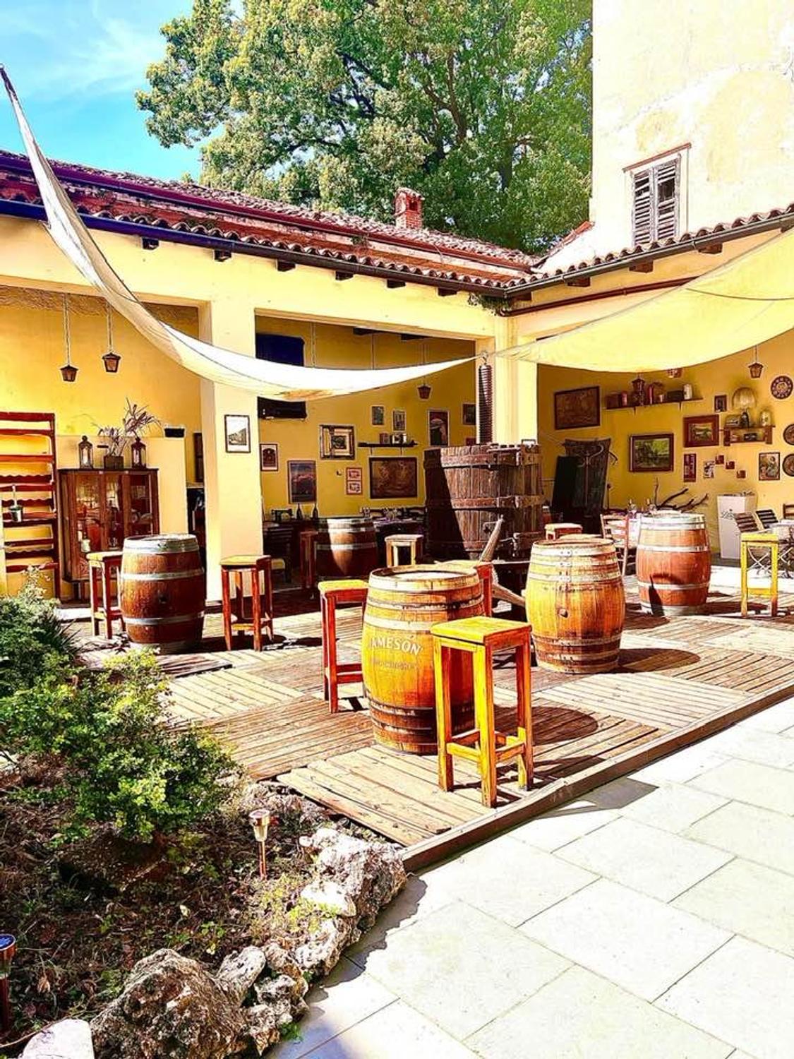 Azienda in vendita:  Cedesi storico ristorante nel centro storico di Verbania a Italia - Ristoranti - Immagine foto 4