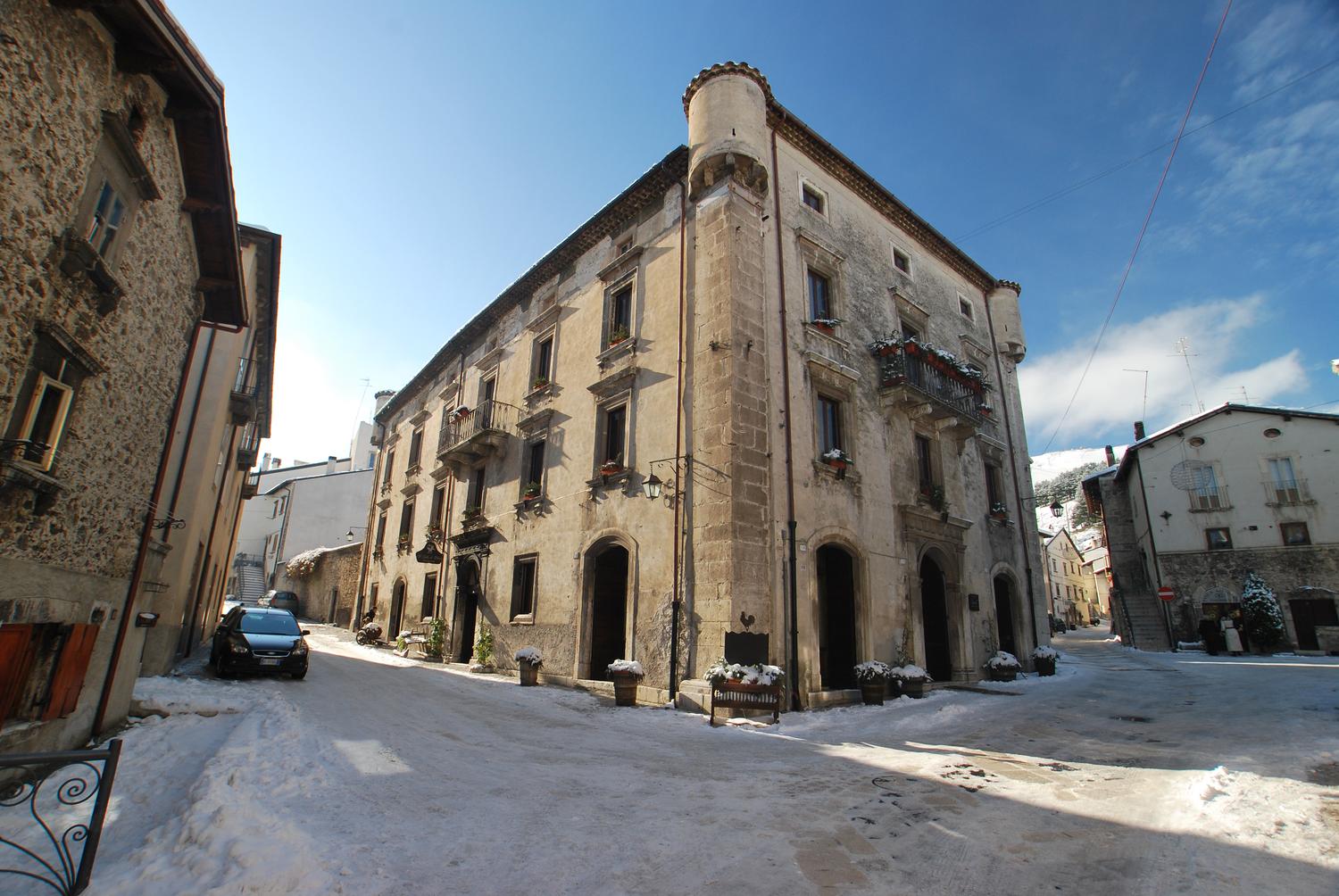 Azienda in vendita: Hotel 4 stelle in vendita nel centro storico di Pescocostanzo a Italia - Hotel - Immagine principale