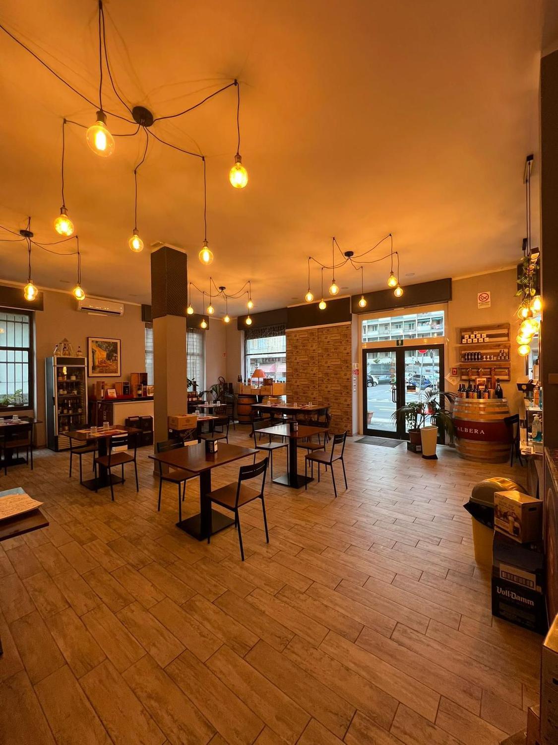 Azienda in vendita: Attività di ristorazione con enoteca a Genova a Italia - Ristoranti - Immagine principale