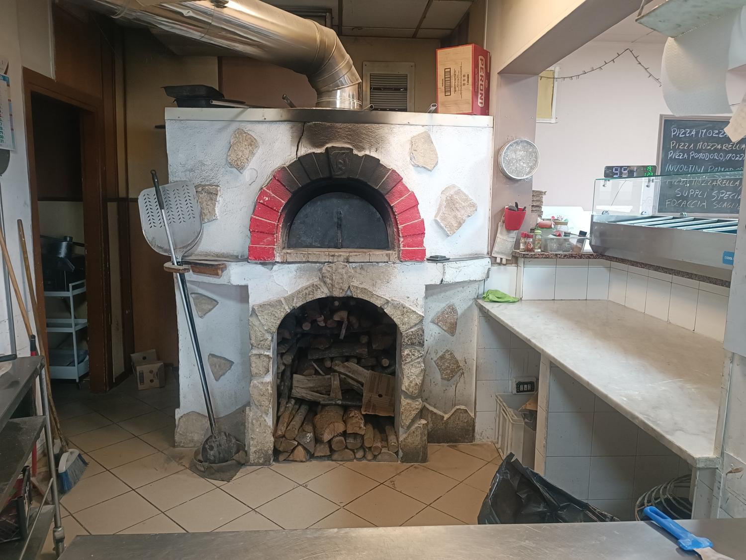 Azienda in vendita: Ristorante pizzeria forno a legna a Italia - Ristoranti - Immagine principale