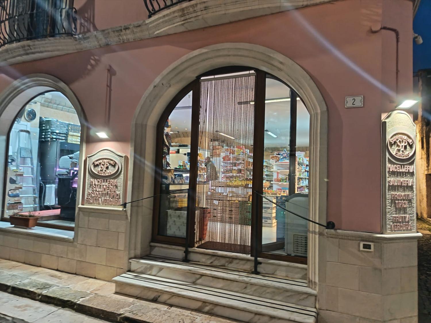 Azienda in vendita: Cedesi Macelleria Salumeria Alimentari Centro Storico Salento a Italia - Negozi - alimentari e ortofrutta - Immagine principale