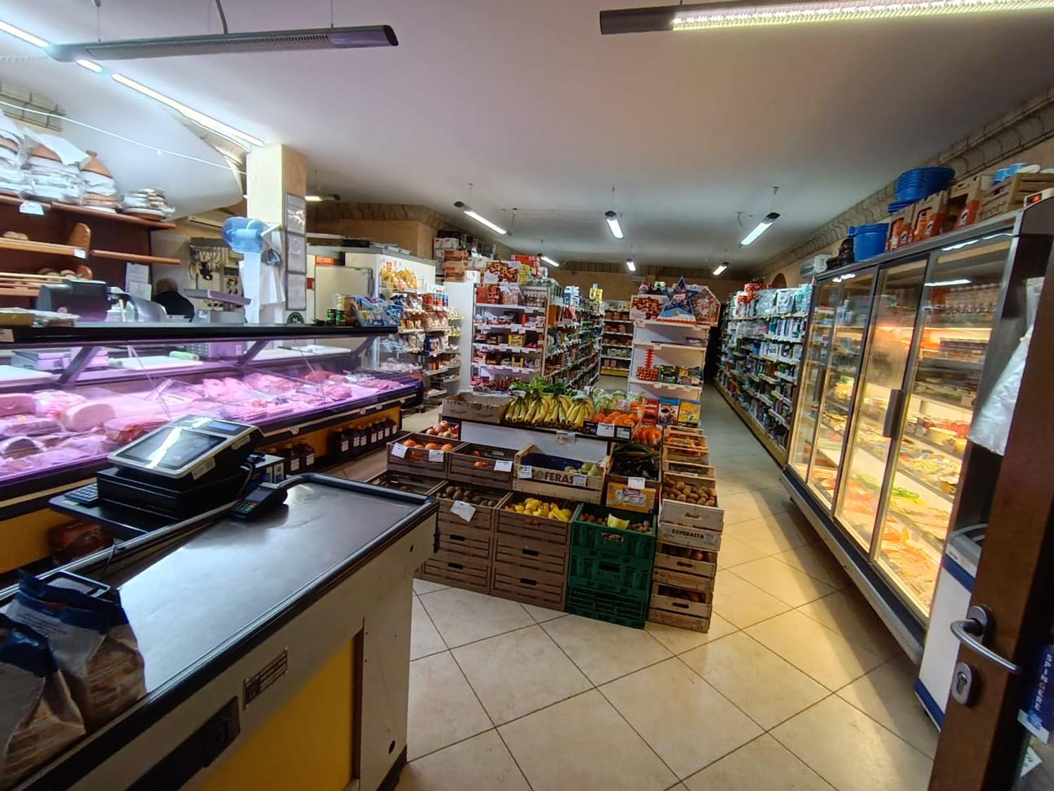 Azienda in vendita: Cedesi Macelleria Salumeria Alimentari Centro Storico Salento a Italia - Negozi - alimentari e ortofrutta - Immagine foto 2