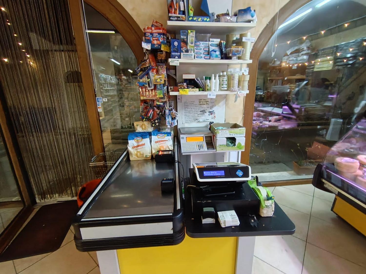 Azienda in vendita: Cedesi Macelleria Salumeria Alimentari Centro Storico Salento a Italia - Negozi - alimentari e ortofrutta - Immagine foto 4