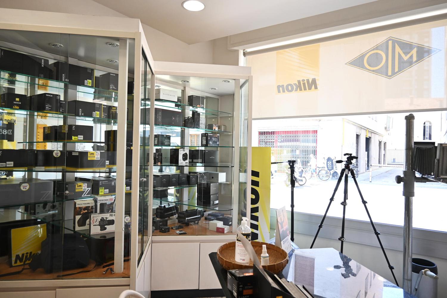 Azienda in vendita: Storico negozio per il commercio di   attrezzatura fotografica  a Italia - Altro - Immagine principale