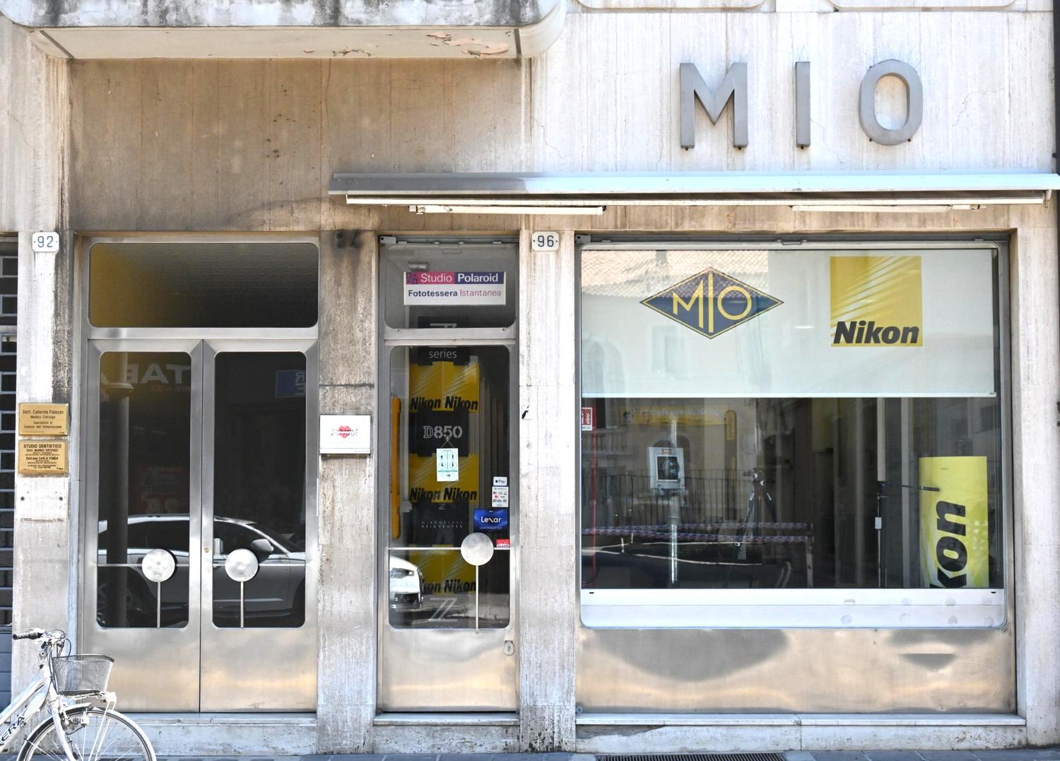 Azienda in vendita: Storico negozio per il commercio di   attrezzatura fotografica  a Italia - Altro - Immagine foto 2