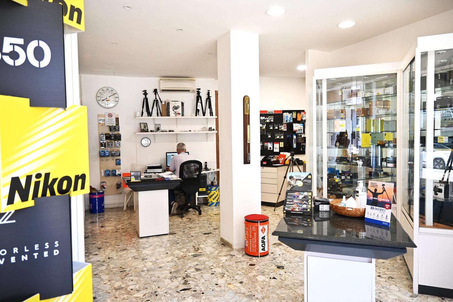 Azienda in vendita: Storico negozio per il commercio di   attrezzatura fotografica  a Italia - Altro - Immagine foto 3