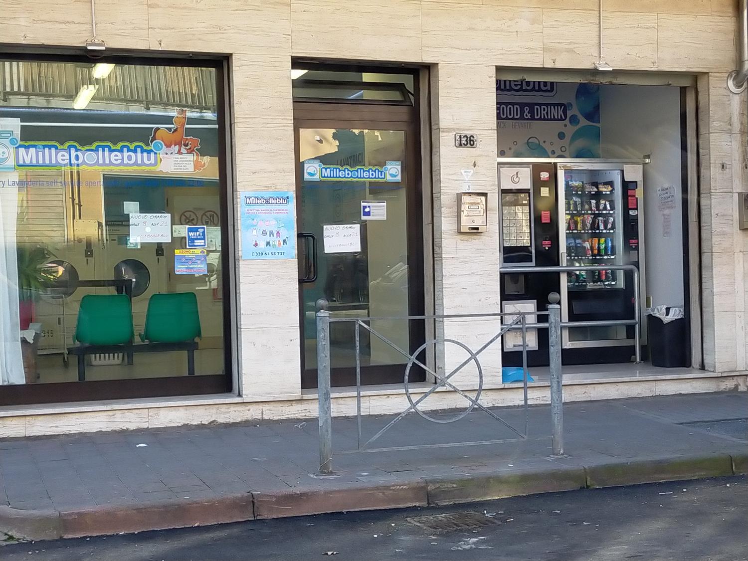 Azienda in vendita: Attività di lavanderia self service e drink food service h24 a Italia - Lavanderie - Immagine foto 4