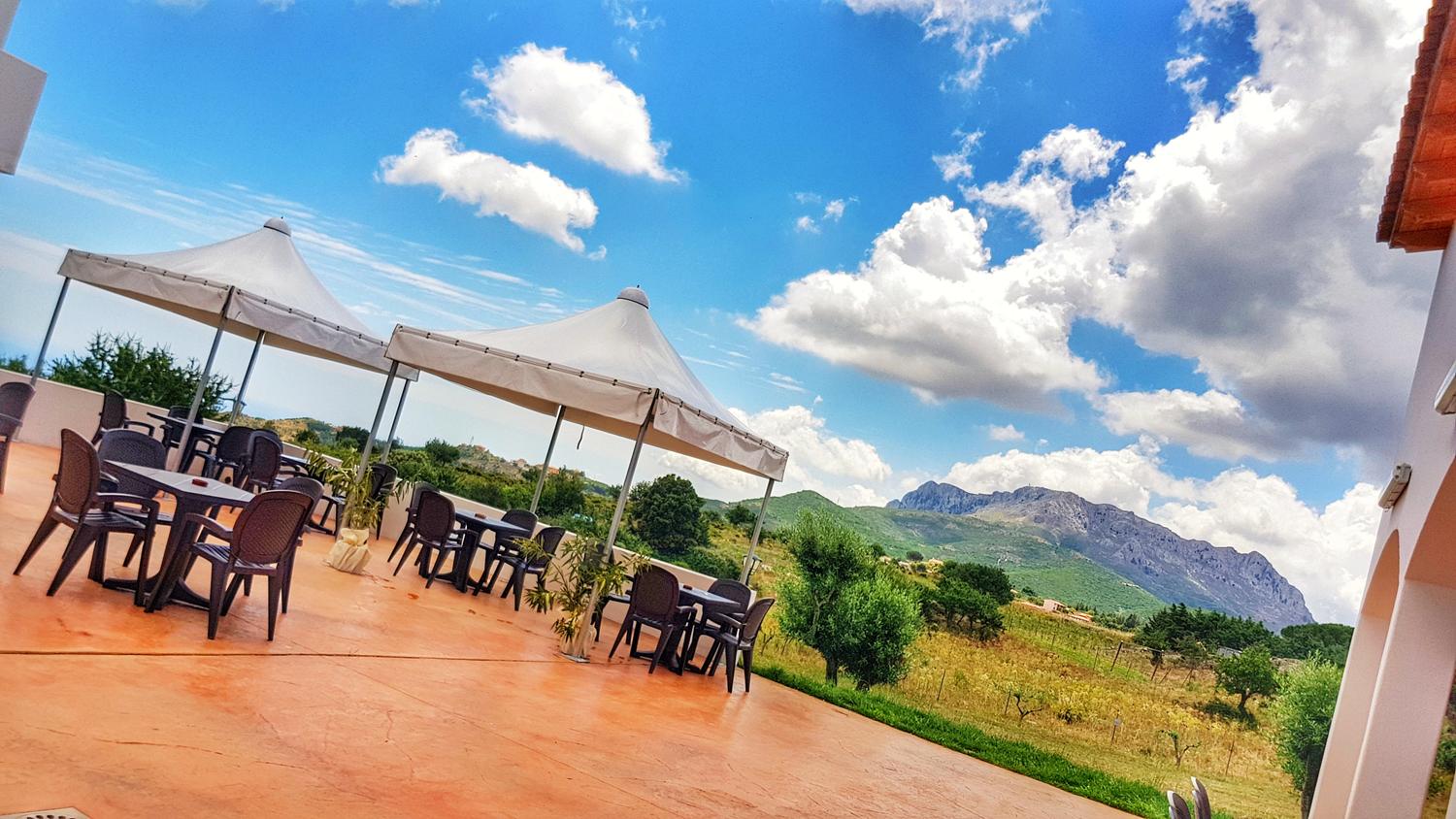 Azienda in vendita: Az. multifunzionale dentro parco unesco vista mare e montagna a Italia - Agriturismi - Immagine foto 2